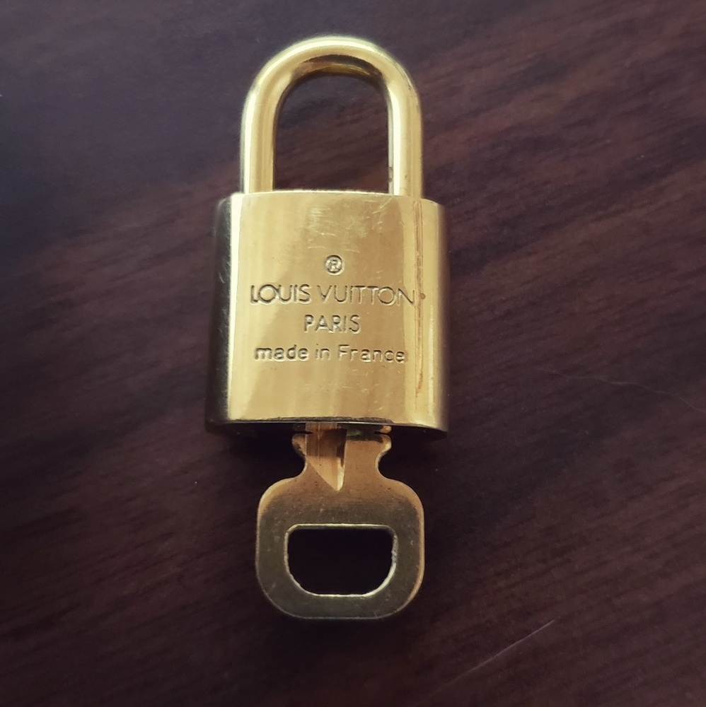 Louis Vuitton solid brass lock and key - Picture 2 of 2